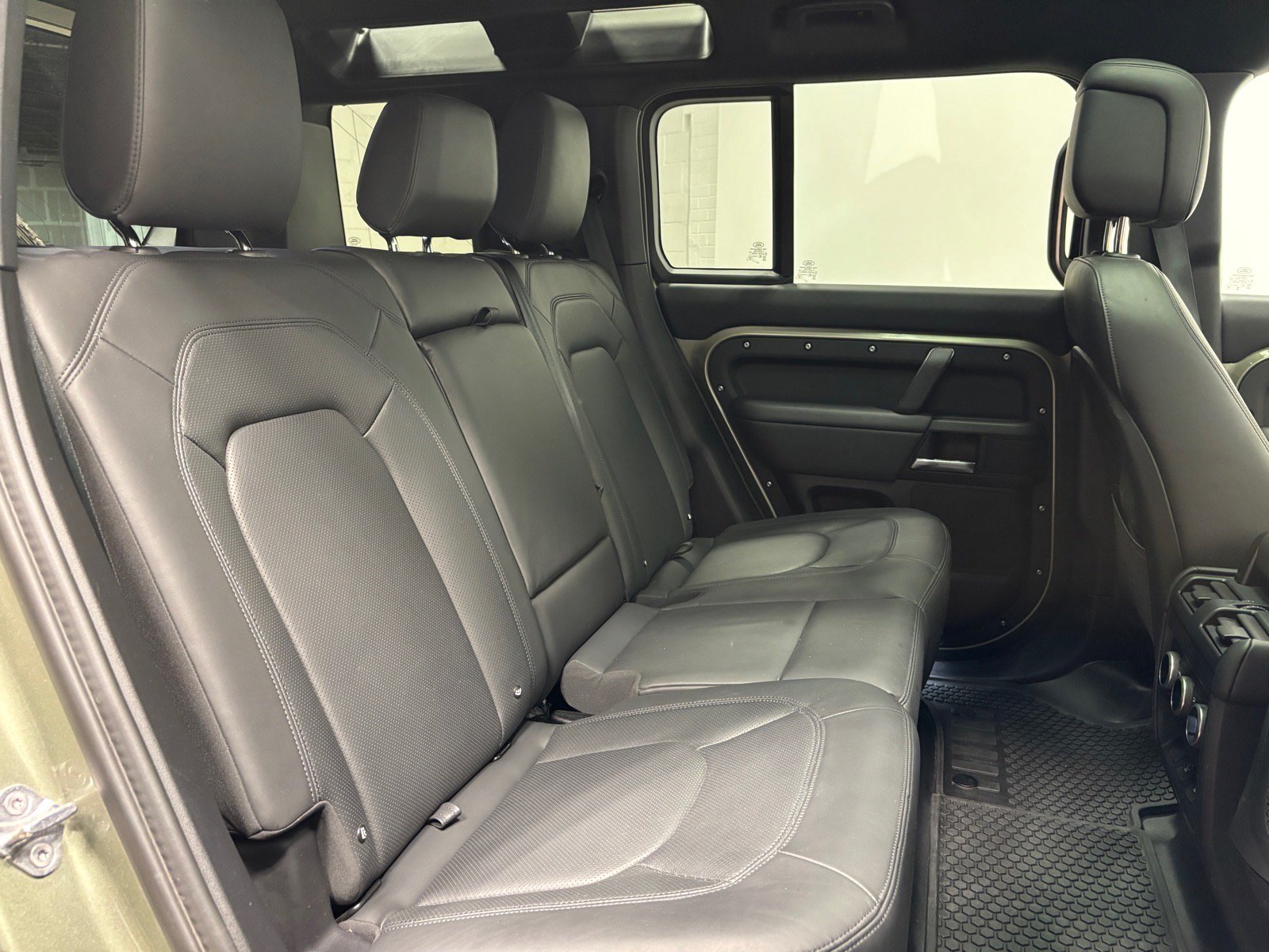New 2025 Land Rover Defender 110 X-Dynamic SE AWD/4WD image 38