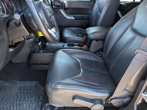 Used 2016 Jeep Wrangler Unlimited Rubicon AWD/4WD image 9