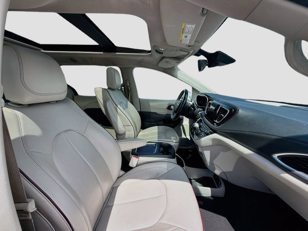 Used 2018 Chrysler Pacifica Limited w/ Tire & Wheel Group FWD image 30
