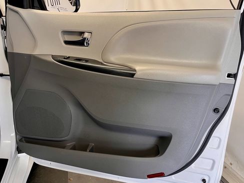 Used 2012 Toyota Sienna SE FWD image 21