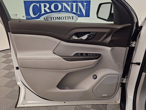 Used 2023 GMC Acadia SLT AWD/4WD image 2