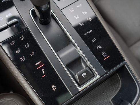 Certified 2024 Porsche Macan AWD/4WD image 19