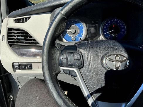 Used 2018 Toyota Sienna XLE w/ XLE Navigation Package image 16