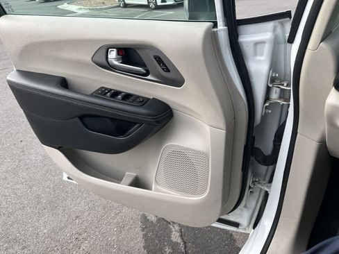Used 2023 Chrysler Pacifica Touring-L FWD image 22