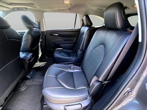 Used 2023 Toyota Highlander XLE AWD/4WD image 20