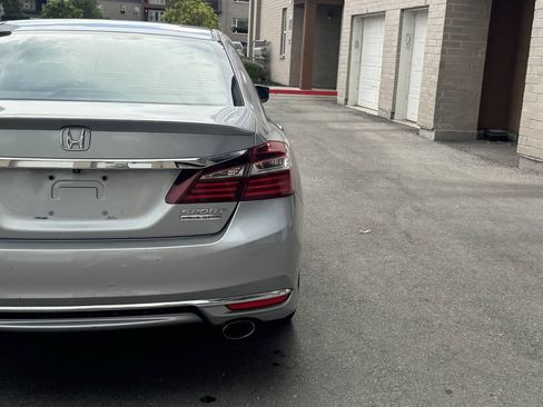 Used 2017 Honda Accord Sport Special Edition image 6
