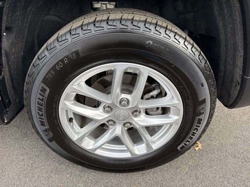 Used 2025 Jeep Grand Cherokee Laredo X RWD image 31