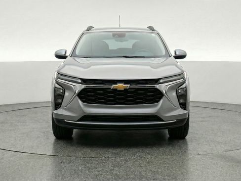 Used 2025 Chevrolet Trax LT image 2