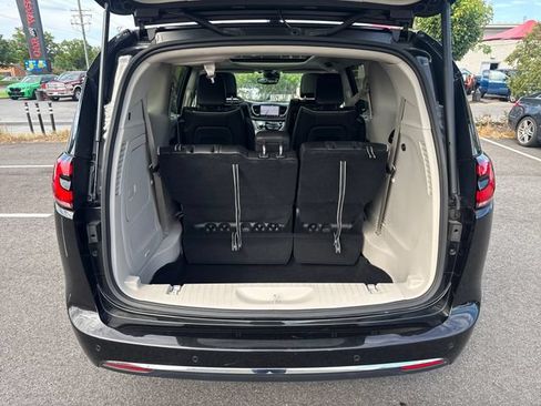 Used 2023 Chrysler Pacifica Limited w/ Uconnect Theater Family Group FWD image 23