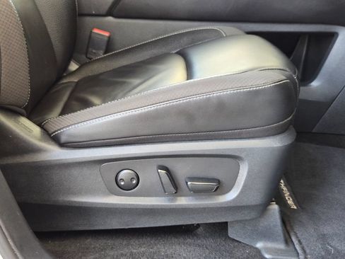 Used 2025 Nissan Pathfinder SL FWD image 29