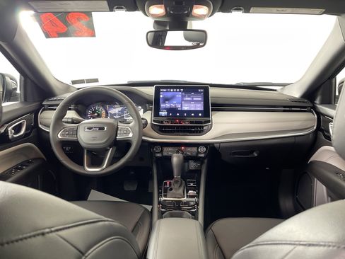 Used 2024 Jeep Compass Limited image 14