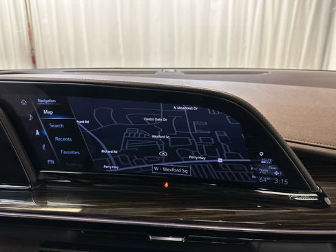 Used 2021 Cadillac Escalade Premium Luxury AWD/4WD image 16