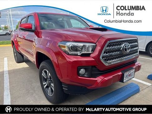Used 2017 Toyota Tacoma TRD Sport AWD/4WD image 1