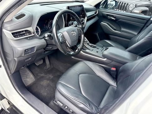 Used 2021 Toyota Highlander XLE image 24