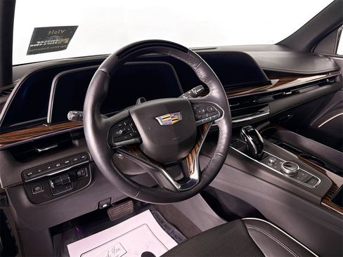 Used 2024 Cadillac Escalade Premium Luxury image 9