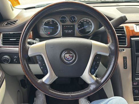 Used 2012 Cadillac Escalade Platinum AWD/4WD image 11