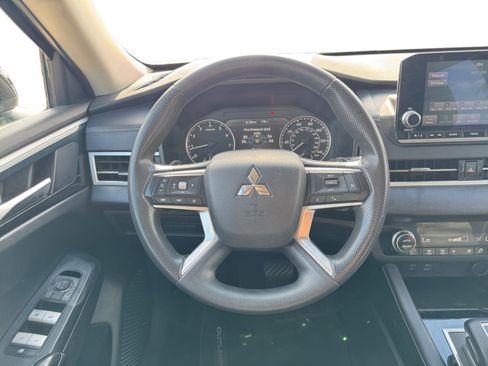 Used 2023 Mitsubishi Outlander ES image 13