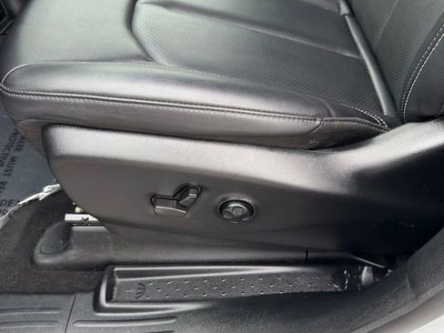 Used 2025 Chrysler Pacifica Select image 13