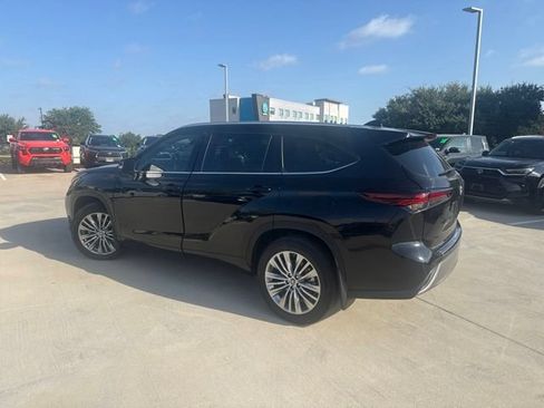 Used 2025 Toyota Highlander Platinum AWD/4WD image 5