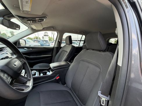 Used 2023 Jeep Grand Cherokee L Laredo RWD image 11