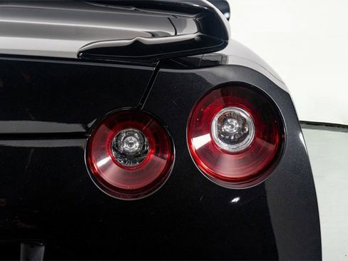 Used 2015 Nissan GT-R Premium image 12