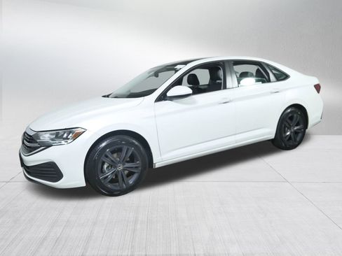 Certified 2022 Volkswagen Jetta SE w/ Panoramic Sunroof Package image 3