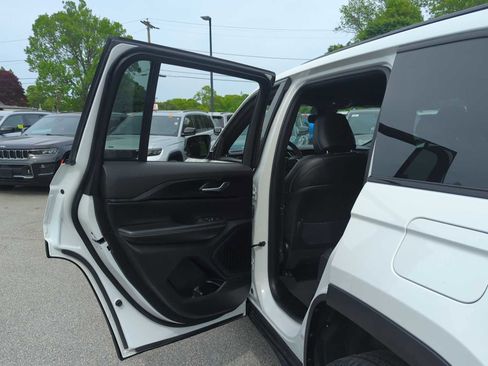 Used 2023 Jeep Grand Cherokee Altitude AWD/4WD image 24