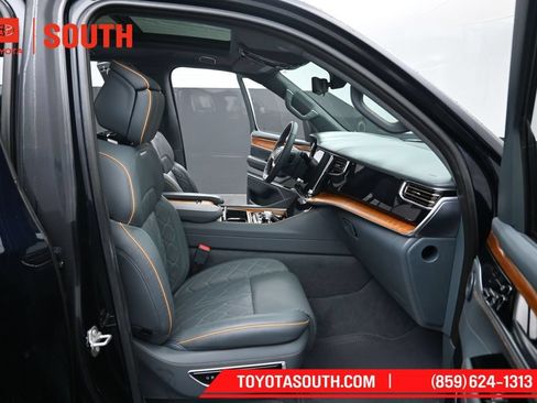 Used 2022 Jeep Grand Wagoneer Series III AWD/4WD image 39