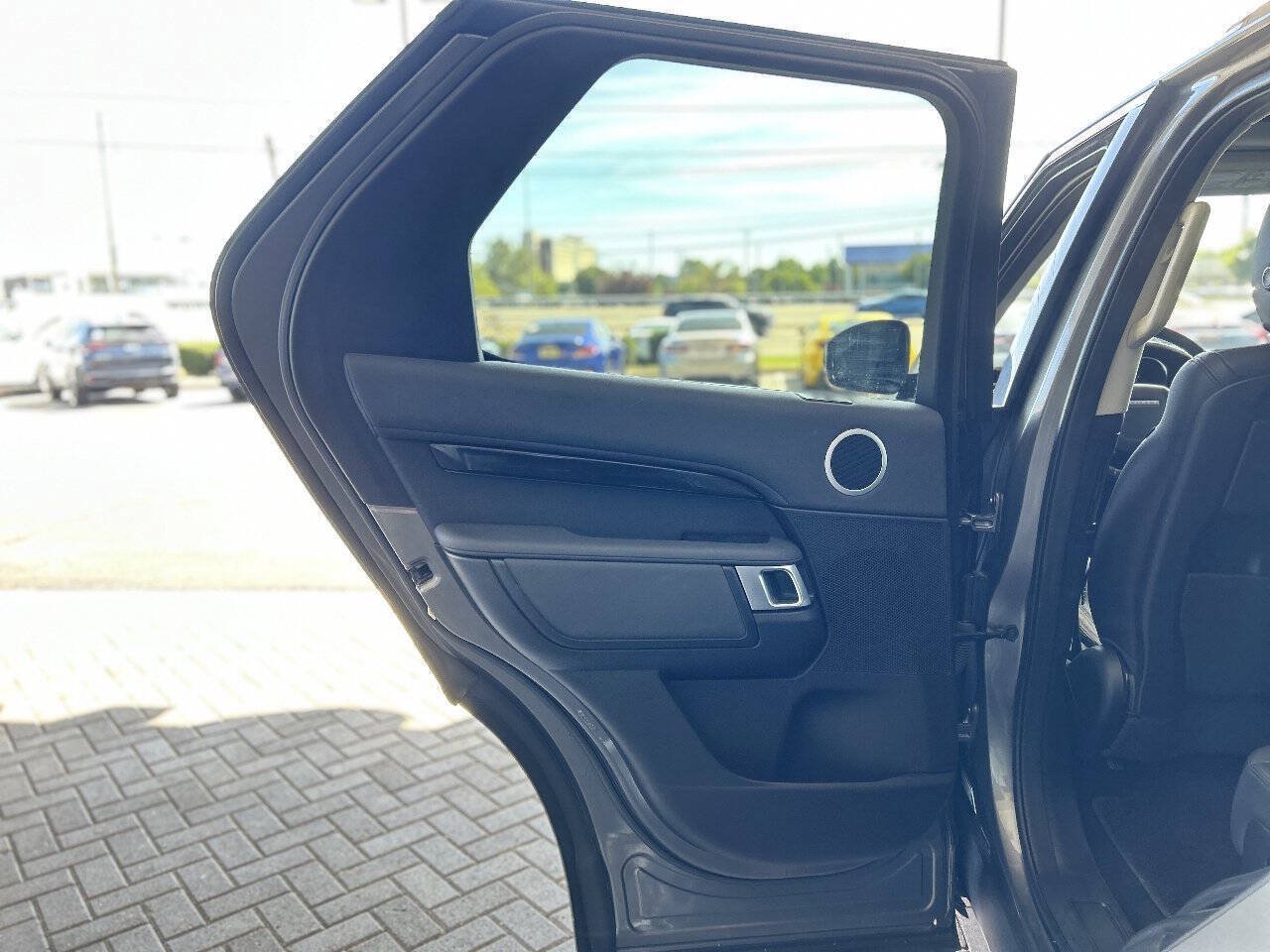 Used 2018 Land Rover Discovery SE AWD/4WD image 44