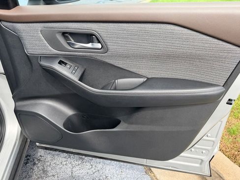 Used 2023 Nissan Rogue SV FWD image 11