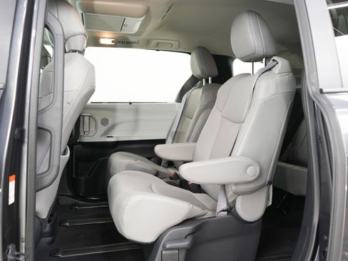 Used 2025 Toyota Sienna XLE w/ XLE Plus Package AWD/4WD image 19