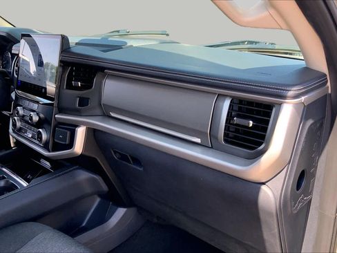 Used 2024 Ford Expedition XLT AWD/4WD image 18
