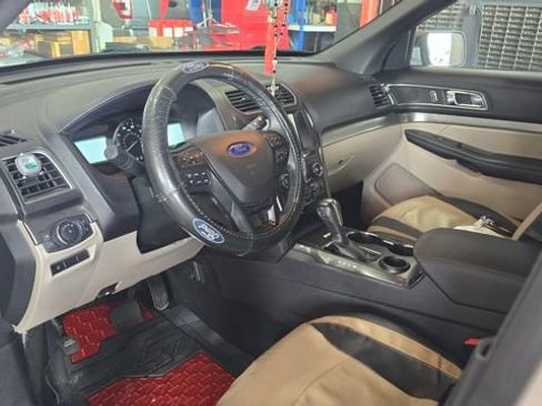Used 2019 Ford Explorer XLT w/ Equipment Group 202A FWD image 5