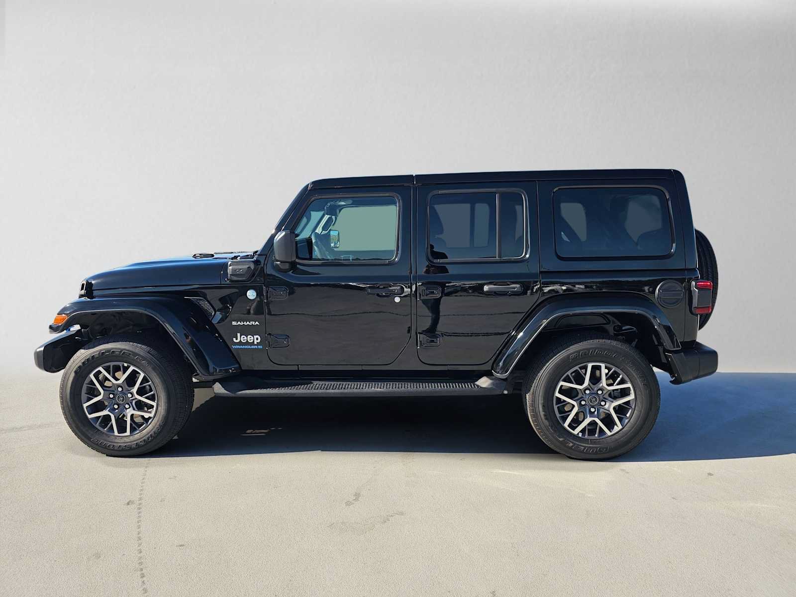 Used 2024 Jeep Wrangler Unlimited Sahara w/ Technology Group AWD/4WD image 6