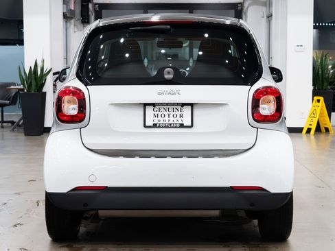 Used 2017 smart fortwo pure image 5