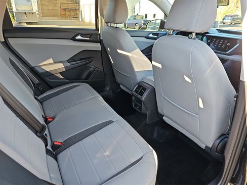 Used 2022 Volkswagen Taos SE image 11