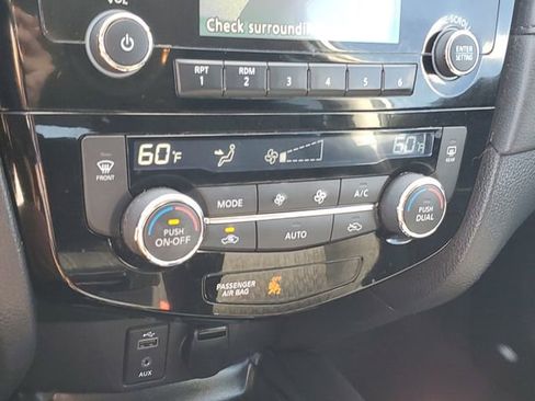 Used 2017 Nissan Rogue SV FWD image 19