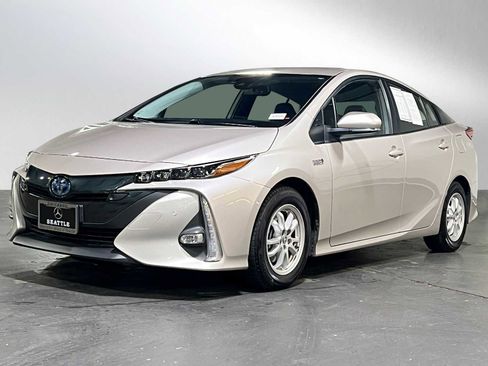 Used 2021 Toyota Prius Prime Limited image 7