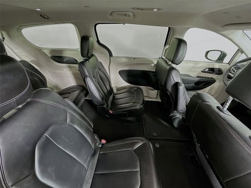 Used 2023 Chrysler Pacifica Touring-L FWD image 27