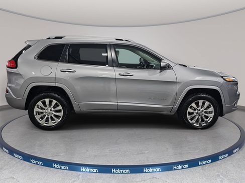 Used 2017 Jeep Cherokee Overland w/ Technology Group AWD/4WD image 5