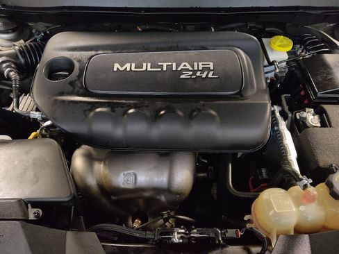 Used 2019 Jeep Cherokee Latitude Plus w/ Comfort/Convenience Group image 30