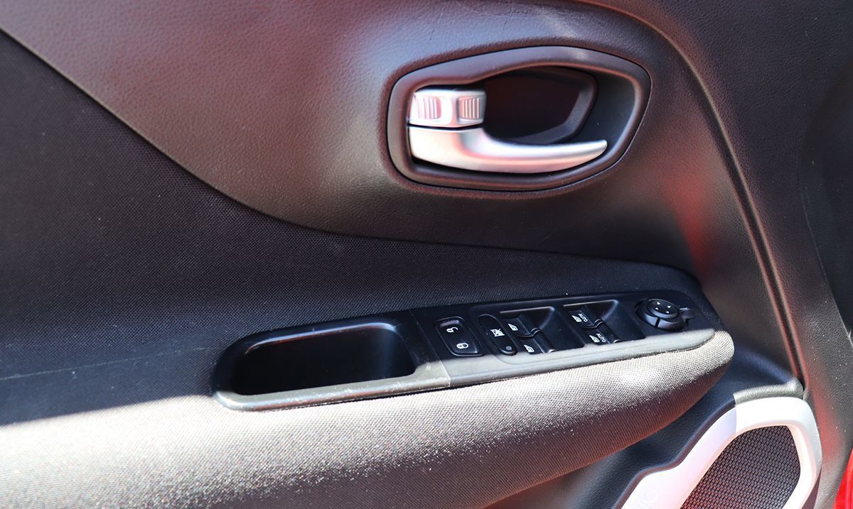 Used 2018 Jeep Renegade Latitude FWD image 37