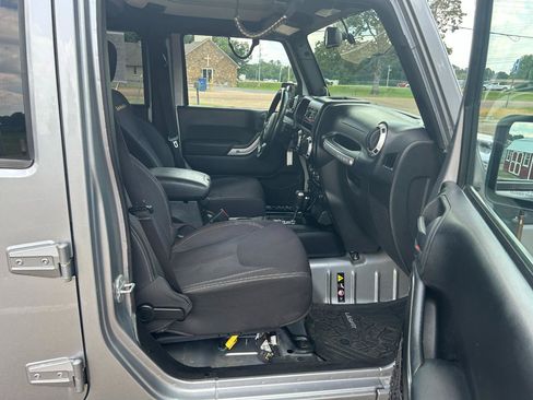 Used 2013 Jeep Wrangler Unlimited Sahara w/ Connectivity Group AWD/4WD image 11