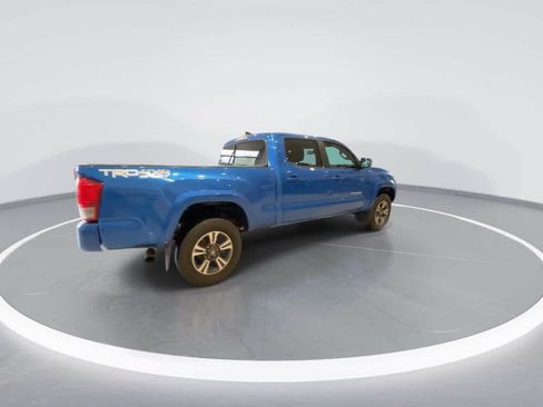 Used 2017 Toyota Tacoma TRD Sport AWD/4WD image 8