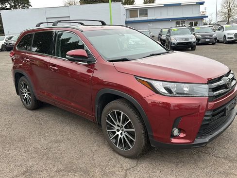 Used 2017 Toyota Highlander SE image 2