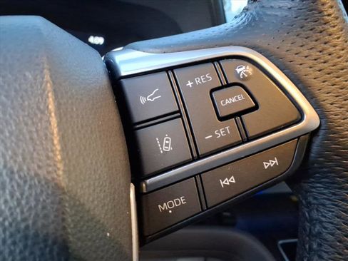 Used 2022 Toyota Sienna Limited image 16