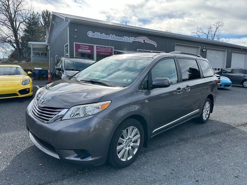Used 2017 Toyota Sienna LE image 1
