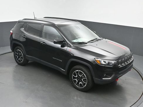 Used 2025 Jeep Compass Trailhawk w/ Sun & Sound Group AWD/4WD image 44