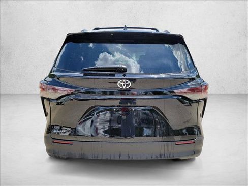 Used 2026 Toyota Sienna LE FWD image 6