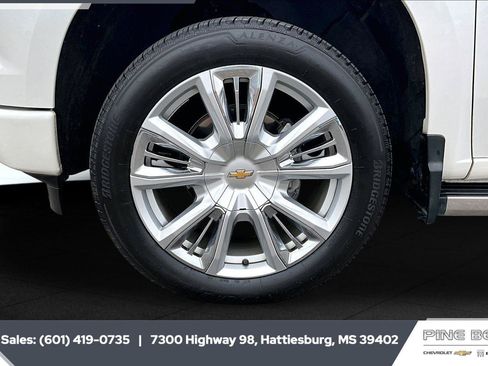Used 2024 Chevrolet Silverado 1500 High Country w/ Technology Package AWD/4WD image 8